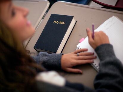 Una estudiante de secundaria toma apuntes en una clase de Biblia, en Georgia, Estados Unidos, en una fotografía de archivo.