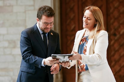 El presidente de la Generalitat, Pere Aragonès, recibía el 19 de marzo de manos de la consejera de Economía y Hacienda, Natàlia Mas, la propuesta de financiación singular para Cataluña.