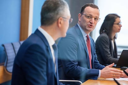 O ministro da Saúde alemão, Jens Spahn, ao centro, e o presidente do Instituto Robert Koch, Lothar Wieler, durante uma coletiva de imprensa em Berlim na terça-feira. 