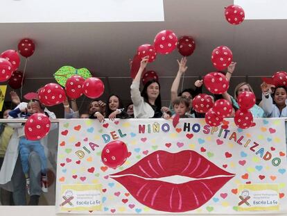 La Consellera de Sanidad, Carmen Mont&oacute;n, asiste al lanzamiento de globos y besos por el Dia Internacional del Ni&ntilde;o Hospitalizado en el hospital La Fe de Valencia. 