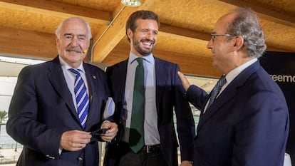 O presidente do Partido Popular, Pablo Casado (centro), acompanhado pelos ex-presidentes Felipe Calderón (do México) e Andrés Pastrana (da Colômbia), durante a convenção nacional do PP em Cartagena. 