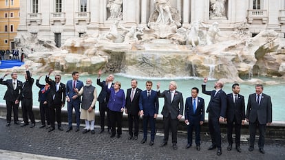 Os líderes do G-20 jogam uma moeda de um euro na Fontana di Trevi antes de iniciar o segundo dia de reuniões.