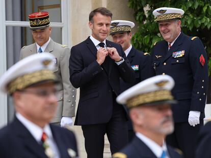 Paris (France), 02/07/2024.- French President Emmanuel Macron (C-L) arrives to review troops that will take part in the Bastille Day parade, in Paris, France, 02 July 2024. President Macron received pilots of French airforce ahead of Bastille Day on July 14. (Francia) EFE/EPA/AURELIEN MORISSARD / POOL MAXPPP OUT
