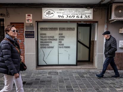 Entrada de la funeraria Montesinos de Valencia, también conocida con el nombre comercial de Rivato 1, cuyos trabajadores están investigados por la venta de cadáveres.