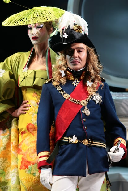 John Galliano, en el desfile de alta costura para la primavera de 2007 de Dior, en París.