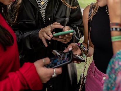 Un grupo de jóvenes usando el móvil.