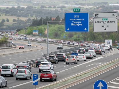 Tráfico en la autovía A-5 a su paso entre Móstoles y Arroyomolinos durante la segunda fase de la operación salida por Semana Santa, a 27 de marzo de 2024, en Madrid.