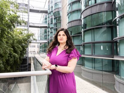 Roxana Daneshjou, investigadora experta en Inteligencia Artificial de la Universidad de Standford, fotografiada en las instalaciones del campus de Palo Alto (California).