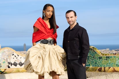 Nicolas Ghesquière y una de las modelos del desfile de Louis Vuitton, en el Park Güell de Barcelona, este 23 de mayo.