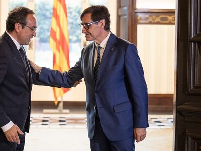 El presidente del Parlament, Josep Rull (a la izquierda), recibía a Salvador Illa, líder del PSC, en la ronda de consultas para designar candidato el miércoles.