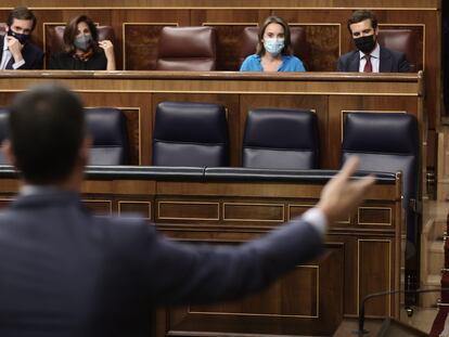 Pedro Sánchez responde a Pablo Casado em uma sessão de controle ao Governo no Congresso.