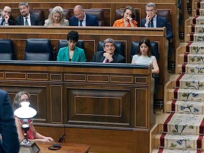 El líder del PP, Alberto Núñez Feijóo, atiende al presidente del Gobierno, Pedro Sánchez, en la sesión de control en el Congreso del 26 de junio.