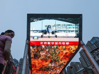 Una pantalla gigante en una calle de Pekín muestra imágenes de las maniobras militares chinas alrededor de la isla de Taiwán.