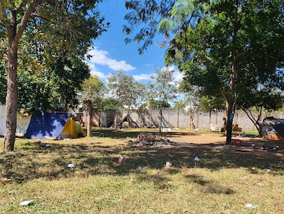 Área em que moradores de rua vivem na Asa Norte, em Brasília. Entre eles, o pedreiro Josimar Moraes.