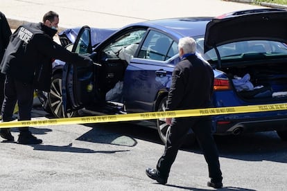 Policiais ao lado do carro que bateu em uma barreira perto do Capitólio, nesta sexta-feira em Washington.