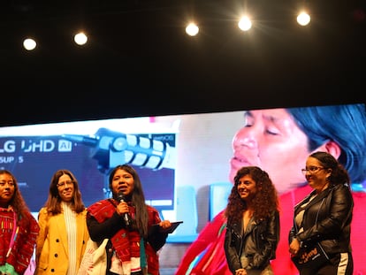 Nayeli López y el equipo de Las mujeres valientes: Guií chanáa, reciben el premio en la categoria de audio.