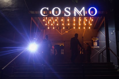 Elementos de seguridad al ingreso de la discoteca Cosmo en el centro de Cuernavaca