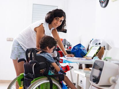 Anabel Ballesteros, una madre que reclama enfermeras escolares en los centros para atender a menores con discapacidad, posa con su hijo Mäximo, en su casa de Málaga.