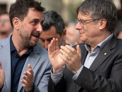 Toni Comín junto a Carles Puigdemont, durante un acto de campaña de las elecciones europeas en Colliure (Francia).