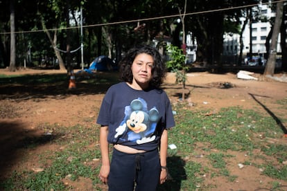 Bruna, de 29 anos, vive na praça da República, em São Paulo, e depende de doações para ter acesso a absorventes e outros itens de higiene.