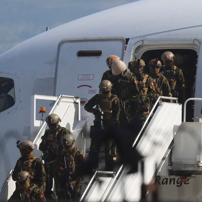 Miembros de la policía de Kenia llegan a Puerto Príncipe el 25 de junio 2024.