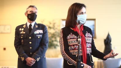 A ministra da Defesa, Margarita Robles, com o general Miguel Ángel Villarroya.