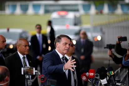 Presidente Jair Bolsonaro fala com a imprensa na saída do Palácio da Alvorada nesta segunda, 20 de abril.