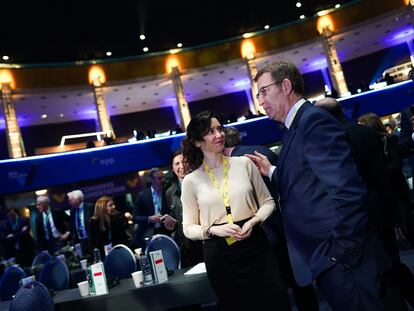 Isabel Díaz Ayuso y Alberto Núñez Feijóo, en el congreso del PP Europeo, esta mañana en Bucarest.