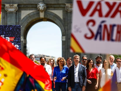 Los dirigentes del Partido Popular durante la protesta en la Puerta de Alcalá de Madrid, este domingo.