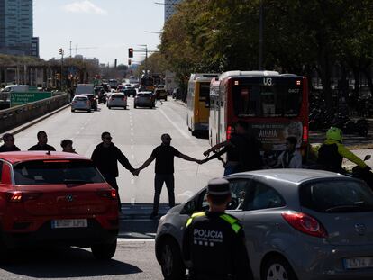 Concentración de funcionarios en Barcelona en protesta por el asesinato de Nuria López, este viernes.