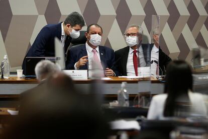 O presidente da comissão Omar Aziz (PSD-AM), ao centro, conversa com o vice Randolfe Rodrigues (Rede-AP) e o relator Renan Calheiros (MDB-AL).