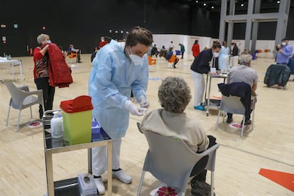 Vacinação com doses da AstraZeneca, na sexta-feira em um centro de convenções de Roma.