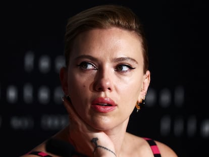 Scarlett Johansson, durante la rueda de prensa de la película 'Asteroid City' en Cannes en 2023. La actriz lamenta que OpenAI haya usado una voz como la suya sin su permiso.