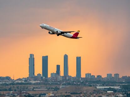 Un avión abandona Madrid en 2022.