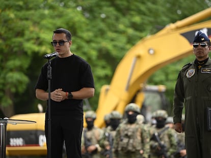 Daniel Noboa da un discurso durante la ceremonia de inicio de la obra del nuevo Centro de Privación de Libertad, en la provincia de Santa Elena, el 21 de junio 2024.