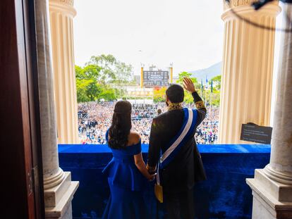 Nayib Bukele y su esposa Gabriela saludan a simpatizantes desde el balcón del Palacio Nacional de San Salvador durante la toma de posesión de su segundo mandato.
