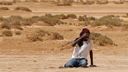 Un migrante africano con síntomas de deshidratación cerca de Al-Assah, en la frontera entre Túnez y Libia, el 30 de julio de 2023.