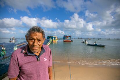 "Os valores do pescador chegam muito pouco. Somos oriundos daqui, veteranos. O que temos é um pedaço de praia aqui e tão falando de tirar nós. Somos os índios da praia, isso vem dos velhos. Vai se acabar toda a nossa tradição da nossa jangadinha. Querem fazer hotel, coisa só pra rico. Essas navegações de rico, de passeio marítimo. E o pescador simbora. Pra onde?", questiona o pescador Josué.