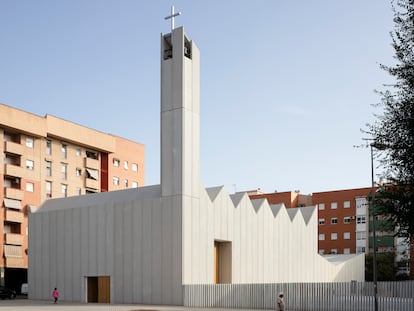 La cubierta de la iglesia tiene siete dientes de sierra, inspirados en los siete dones del Espíritu Santo.