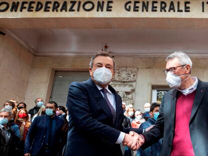 O primeiro-ministro da Itália, Mario Draghi, cumprimenta nesta segunda-feira o secretário-geral do CGIL, Maurizio Landini, em frente à sede do sindicato em Roma, atacada no fim de semana por grupos fascistas.