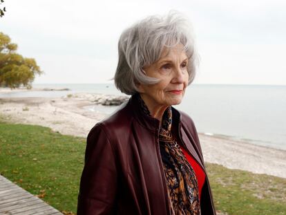 La escritora Alice Munro, en una imagen de 2006 en el lago Huron, en Canadá.