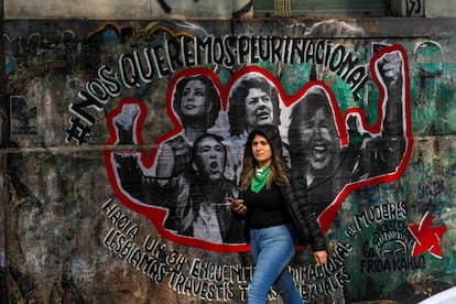 Jovem passa em frente a um grafite alusivo ao XXXIV Encontro Nacional de Mulheres da Argentina, ocorrido em outubro.