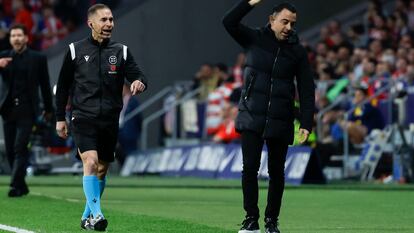 Xavi Hernández gesticula ante el cuarto árbitro durante el partido del Barcelona ante el Atlético.