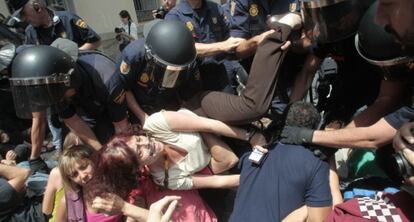 Asun Lasaosa, com os óculos fora do lugar, em uma ação policial após a posse de Gallardón, durante os protestos do 15-M.