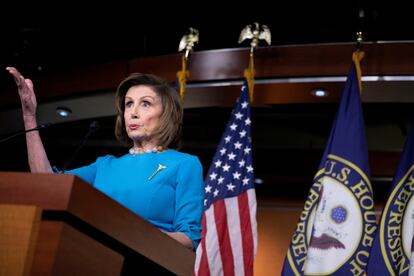 A presidenta da Câmara dos Representantes, Nancy Pelosi, nesta quinta-feira em sua coletiva de imprensa diária no Capitólio.