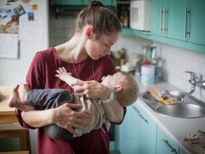 Las madres que crían solas a sus hijos suelen manifestar agotamiento físico y mental, sobre todo, aquellas especialmente vulnerables.