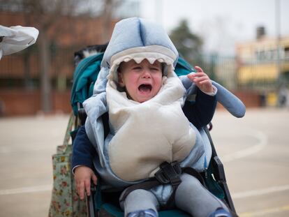 Un niño llora en su carrito.