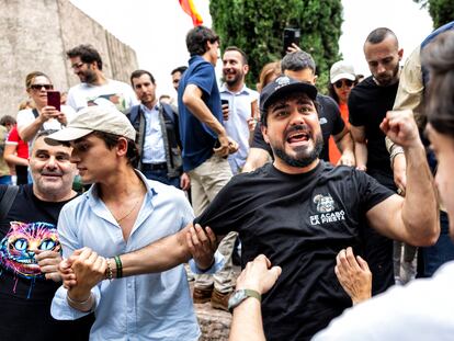 Mitin con reparto de papeletas electorales de Alvise Pérez (centro), el viernes 7 en la plaza de Colón de Madrid.