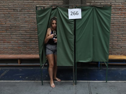 Una mujer vota durante el referéndum sobre el proyecto de Nueva Constitución, en Chile, el 17 de diciembre de 2023.