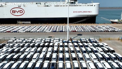 Coches eléctricos de BYD esperan en el puerto de Lianyungang, en China.